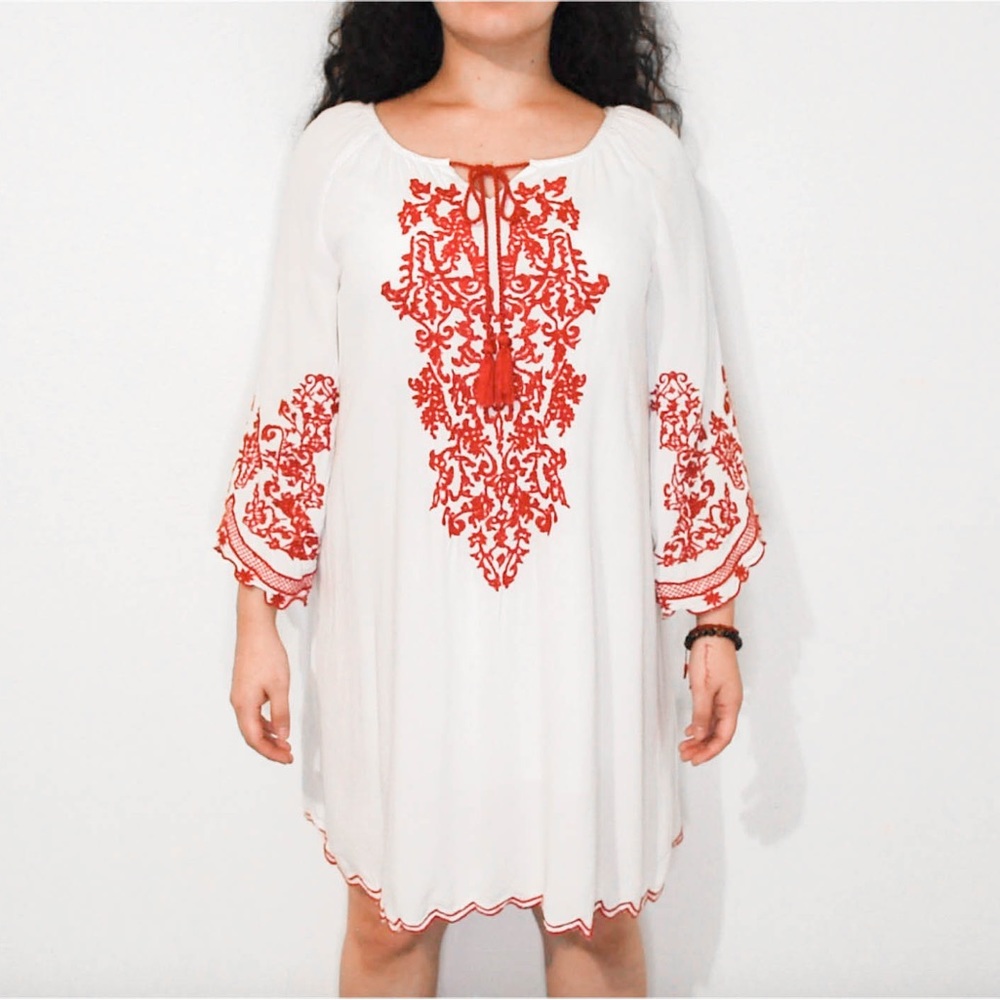 White indie summer dress with red details by chic connection